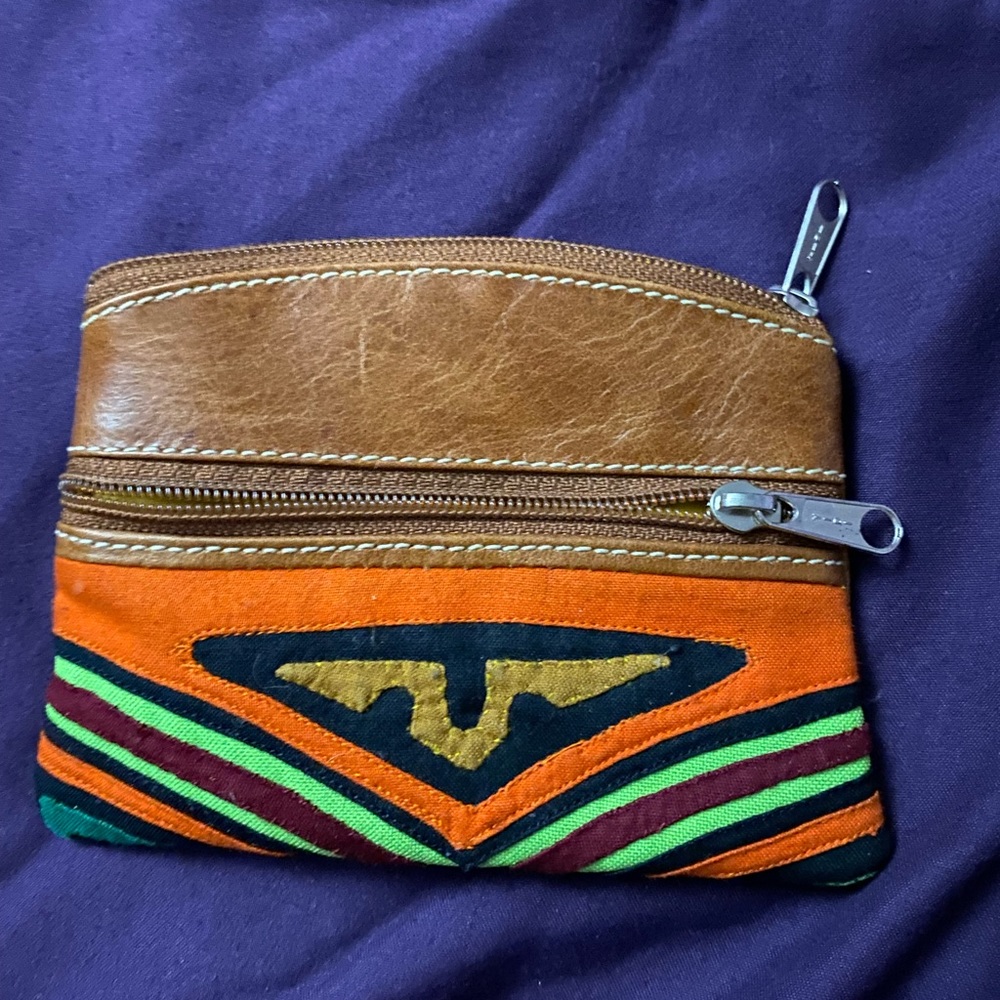 Coin holder. 2 zipper pockets.